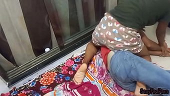 Hintli Genç, Cinsel Aktivitelere Katılmadan Önce Samimi Bir Şekilde Amını Yalatıyor