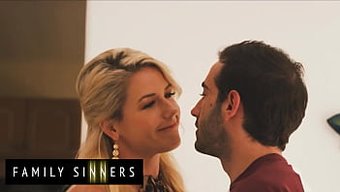 Üvey Anne Kit Mercer, Üvey Oğlu Jake Adams Ile Ayak Fetişi Ve Duyusal Öpüşmeye Dalıyor.
