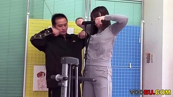 Minyon Japon Güzeli, Küçük Penisli Partneriyle Köpek Stili Seksin Tadını Çıkarıyor.