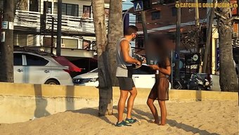 Sıcak Bir Asyalı Kadınla Motosiklet Üzerinde Ilk Anal Seks Deneyimi.