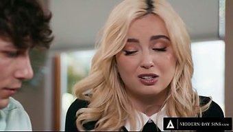 Minyon Sarışın Genç Kız, Dini Boşlukta Analın Ardından Ağızla Devam Ediyor.