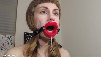 Camgirl, Vahşi Ev Yapımı Videoda Büyük Bir Dildo Ile Başa Çıkıyor