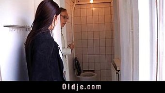 Azgın Satıcı, Yurt Odasında Genç Üniversiteli Kızla Sert Seks Yapıyor