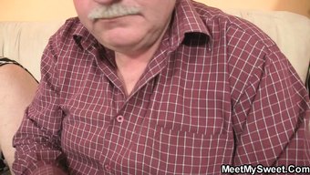 Biseksüel Çift, Genç Kızla Sert Üçlüye Dalıyor