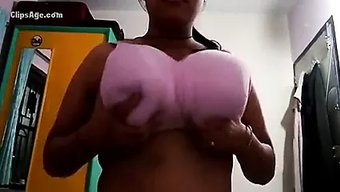 Güzel Şişman Kadınları Mastürbasyon Yaparken, Büyük Göğüslerini Kamerada Sergiliyor