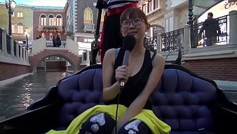 Büyük Göğüslü Asyalı Genç Harriet Sugarcookie, Avn'De Sıcak Bir Performans Sergiliyor