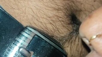 Yaşlı Hintli Kadın, Sesli Erotik Bir Şekilde Süt Veriyor Ve Yüzüne Boşalıyor