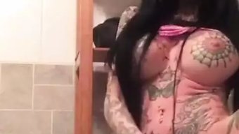 Megan Inky'Nin Dövmeli Vücudu Ve Büyük Göğüsleri Bu Seks Sohbetinde Gösteriyi Çalıyor