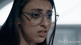 Yolsuz Katolik Rahip, Saf Genci Aletine Binmeye Ikna Ediyor.