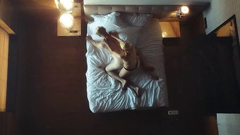Gizli Kamera, Çiftin Ev Yapımı Anal Oyununu Dildo Ile Yakalıyor