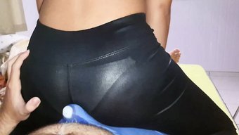 Tayt Giymiş Büyük Kalçalı Latin Kadın Arkadan Alıyor Ve Boşalıyor