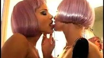 Genç (18+) Lezbiyenler Hd Video'Da Arzularını Keşfediyor