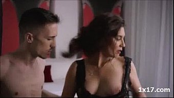 Amatör Genç Ve Milf Arkadaşça Am Sikmenin Tadını Çıkarıyorlar