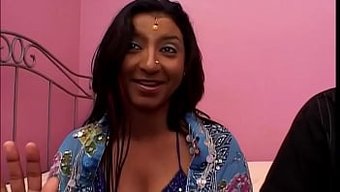 Hint Bhabhi Karadi'Nin Hindi Bir Filmdeki Ilk Irklararası Sahnesi
