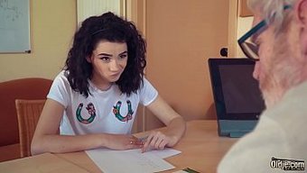 Yaşlı Bir Adam Ve Genç Bir Kızla Sert Oral Ve Vajinal Seks