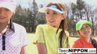 Sevimli Asyalı Genç Kızlar Strip Golf Oyunu Için Soyunuyorlar