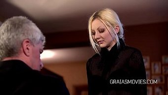 Bdsm Kölesi Soyunuyor Ve Denetimden Geçiyor