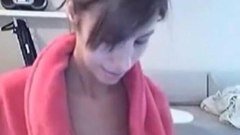 Yeni Kız Webcamda Doğal Göğüslerini Gösteriyor