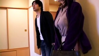 Japon Bir Anne, Üvey Oğluna Oral Zevk Konusunda Yardımcı Oluyor