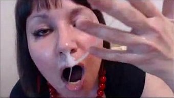 Alman Milf, Webcam Videosunda Ağzına Fisted Alıyor