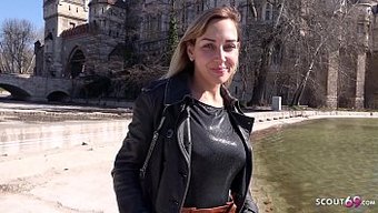 Çoraplı Genç Alman Izci Tarafından Beceriliyor