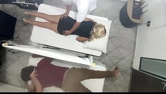 Küçük Göğüslü Latin Karısı Kocası Ve Başka Bir Adam Tarafından Deliniyor