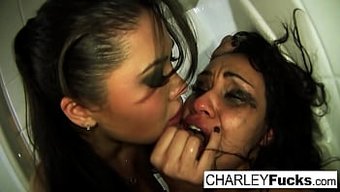London Keyes, Charley Chase'I Sıcak Bir Solo Sahnede Tahrik Ediyor Ve Zevk Veriyor