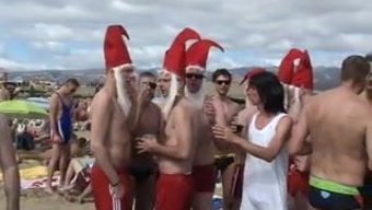 Karnavalın Tadını Çıkaran Adamın Amatör Açık Hava Videosu