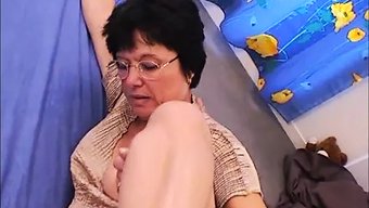 Üvey Kız Kardeş Ve Üvey Anne, Bu Klasik Avrupa Filminde Genç Erkekler Tarafından Beceriliyor