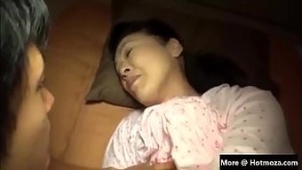 Japon Milf Fahişe, Babasının Kamerasının Önünde Sikişiyor