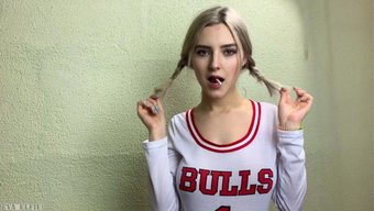 Yaramaz Okul Kızı Eva Elfie, Sınıf Arkadaşını Oyunbaz Bir Şekilde Tahrik Ediyor Ve Dağılmış Bir Boşalma Alıyor