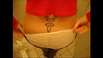Göğüslü Amatör Hızlı Anal Seansın Tadını Çıkarıyor