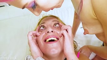 Milf Ve Dövmeli Kızla Sert Üçlüde Oral Ve Anal Seks