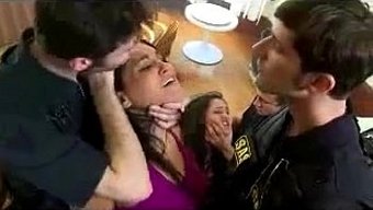 Genç 18+ Kızlar, Üç Erkekle Üçlüde Sıvı Fışkırtıyorlar