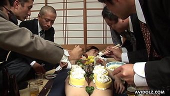 Sevimli Japon Amatör Sıkı Poposu Ve Tüylü Amıyla Yaramazlık Yapıyor