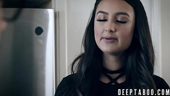 Eliza Ibarra'Nın Doğal Göğüsleri, Cowgirl Pozisyonunda Büyük Bir Yarrağı Sürerken Sallanıyor