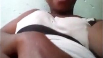 Afrikalı Amatör Julie, Büyük Klitorisini Yalatıyor