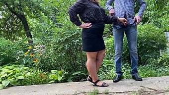 Kısa Etekli Sıcak Bir Milf'In Altın Duş Veren Amatör Videosu