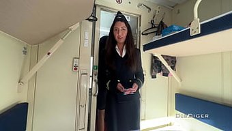 Tren Şefini Sıcak Bir Halka Açık Seks Seansı Için Baştan Çıkardı