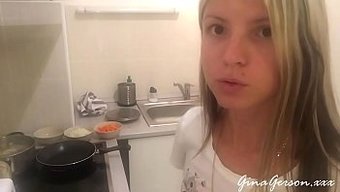 Gina Gerson Sarışın Bir Genç Ve Rus Borch'Unu Pişiriyor.