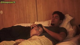 Üvey Kardeşimle Film Izlerken Sıcak Bir Karşılaşma Neredeyse Vahşi Bir Sürprize Yol Açtı (Tombul Güzel Şişman Kadınlar, Yutma)