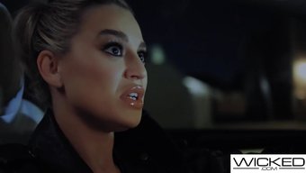Blake Blossom Mükemmel Bir Blowjob Veriyor Ve Uber Şoförüyle Harika Seks Yapıyor.