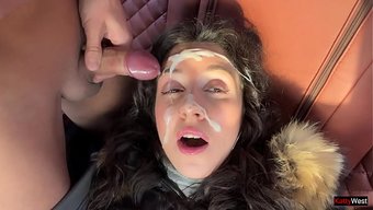 Katty West Bu Ateşli Derlemede Yapışkan Surat Boşalmalarını Yutmaya Bayılıyor.