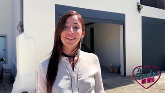 Seksi Iç Çamaşırlarıyla Esmer Sandrillon, Fransız Aygır Tarafından Amına Sertçe Geçiriliyor.