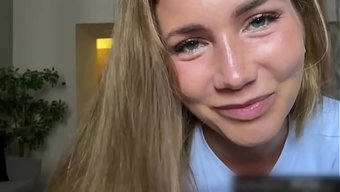 Tatlı Rus Hatun Kocaman Bir Aletle Oynuyor.