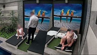 Servis Araması, Otel Garsonu Için Soyunup Yutkunmasıyla Sekse Dönüşüyor.