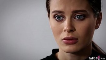 Üvey Abinin Genç Üvey Kız Kardeşi Üzerinde Mutlak Gücü Var, Onu Istediği Gibi Yapmaya Zorluyor.