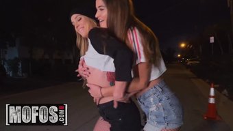 Kızlar Birlikte Erotik Bir Gece Geçiriyor Ve Mastürbasyon Yapıyorlar