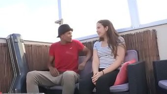 Baştan Çıkarıcı Garson Kira, Ikna Edici Bir Şekilde Ikna Edildikten Sonra Pepe'Nin Etkileyici Üyesiyle Sıcak Bir Buluşmaya Dalıyor.