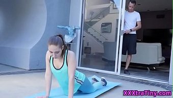Büyük Yaraklı Yoga Eğitmeni Hd'De Iniyor Ve Kirli